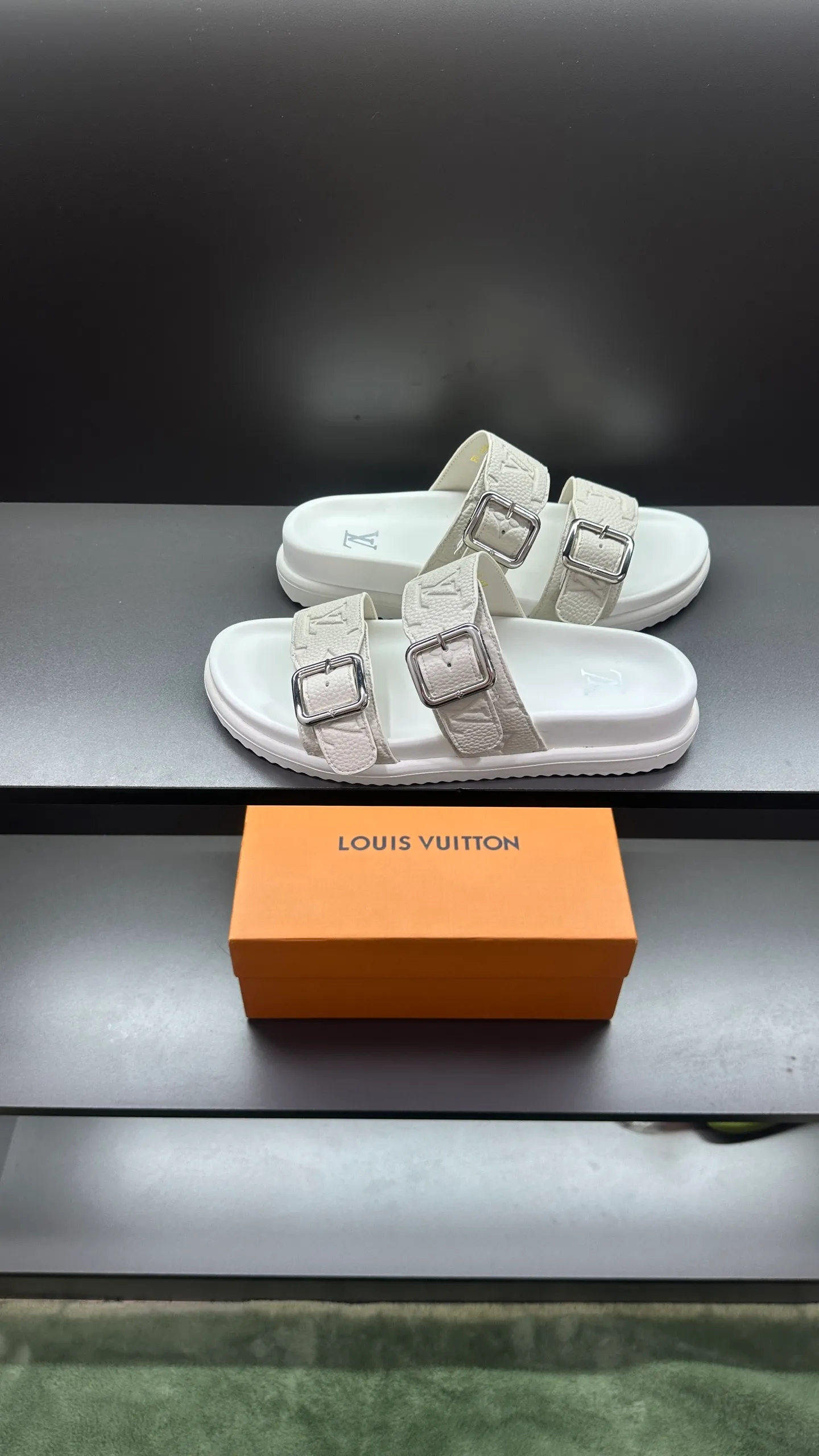 P320 🔍Top purchasing agent LV men's spring and summer slippers counter synchronized. The uppers are made of cowhide fabric imported from Italy, with logo graphics and high-quality craftsmanship. The soles are: original soles specially provided by the original factory. Exclusive molded soles are super comfortable. Original factory follow-up orders. 🔍🔍High quality. You can enter and exit the counter at will. Welcome to compare. Size 38-45
